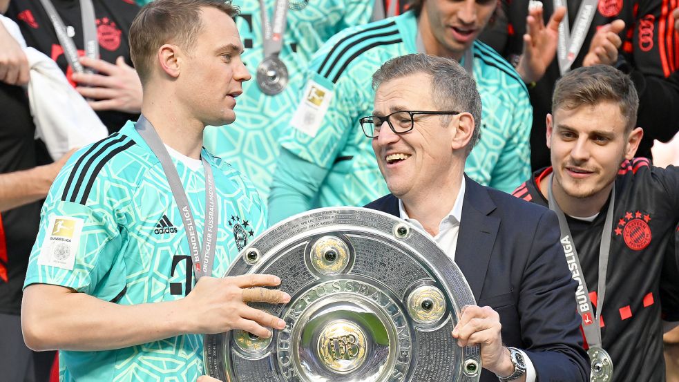 Jan-Christian Dreesen (rechts) übergab als DFL-Präsidiumsmitglied die Meisterschale in Köln an Manuel Neuer. Nun ist er auch neuer Bayern-Boss. Foto: DPA