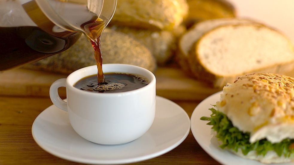 Kaffee – oder Tee – und dazu ein Brötchen gehört für viele zu einem guten Frühstück dazu. Foto: Pixabay