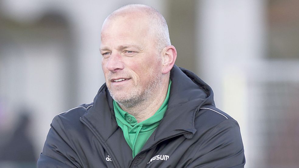 Reiste extra aus der Lüneburger Heide an und nach dem Spiel wieder zurück in den Urlaub: Pewsum-Trainer Bernd Buß. Foto: Doden/Emden