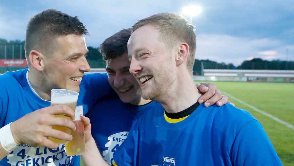 Matthias Goosmann (rechts) erlebte tolle neun Jahre in Emden. Vor genau einem Jahr stieß er mit Bastian Dassel auf den Regionalliga-Aufstieg an. Foto: Doden