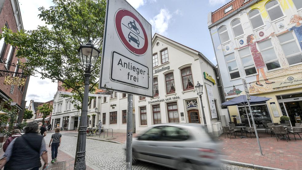 Eigentlich dürfen heute nur Anlieger in die Brunnenstraße fahren. Aber sie wird auch vom Durchgangsverkehr genutzt. Foto: Ortgies