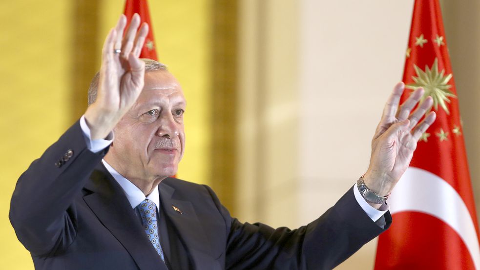 Der türkische Staatschef Recep Tayyip Erdogan hat sich noch vor Auszählung aller Stimmen zum Sieger der Präsidentenwahl erklärt. Foto: AP/dpa/ Ali Unal