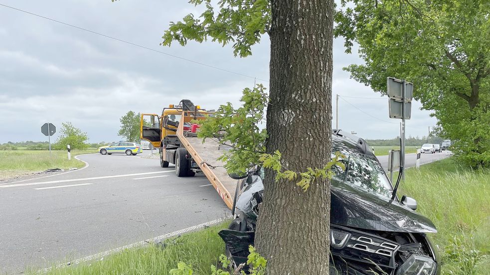 Nach einem Unfall in Brockzetel wurde der Abschleppdienst gerufen. Foto: Boschbach