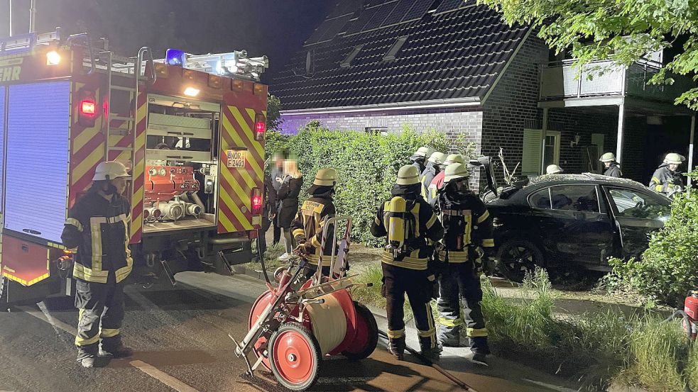 Ein BMW war von der Straße abgekommen und in einem Vorgarten gelandet. Foto: Feuerwehr