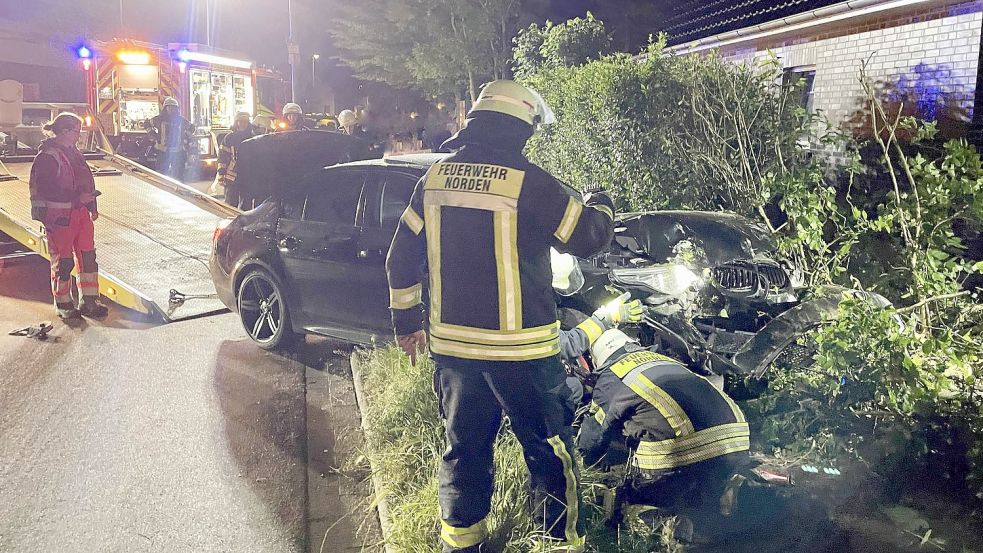 Ein Abschleppunternehmen übernahm die Bergung des BMW. Foto: Feuerwehr