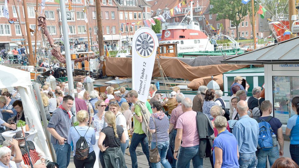 Besucher drängen sich während einer Matjestage am Emder Ratsdelft. In diesem Jahr erwarten die Veranstalter erneut etwa 150.000 Besucher. Foto: Archiv