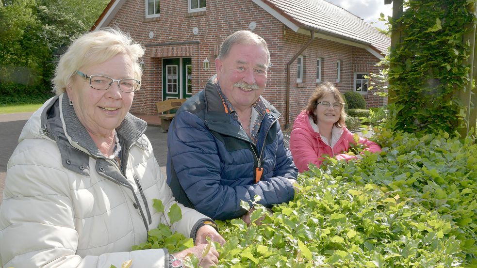 Grete und Otto Broers sowie Claudia Schmidt vor dem Dorfgemeinschaftshaus.