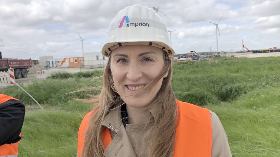 Alexandra Kropp verantwortet bei Amprion als Gesamtprojektleiterin die geplante Stromleiter A-Nord. Hier steht sie an der Baustelle für einen Konverter des Netzbetreibers in Emden. Foto: H. Müller