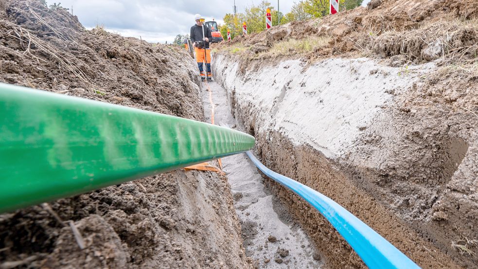 Glasfaserkabel werden an mehreren Orten verlegt. Foto: Weigel/dpa