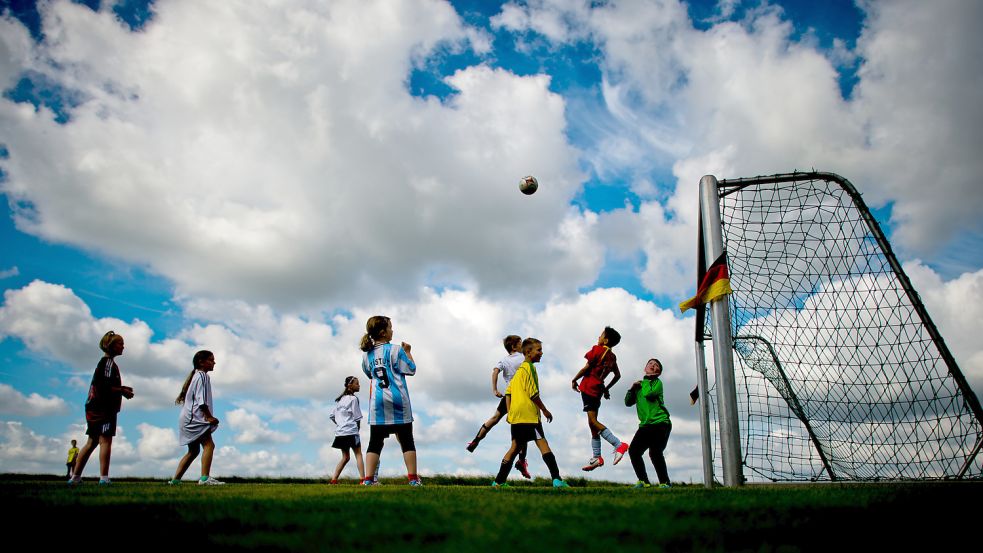 Die Stadt Leer zahlt Sportvereinen für jedes jugendliche Mitglied aus dem Stadtgebiet Geld. Symbolfoto: DPA