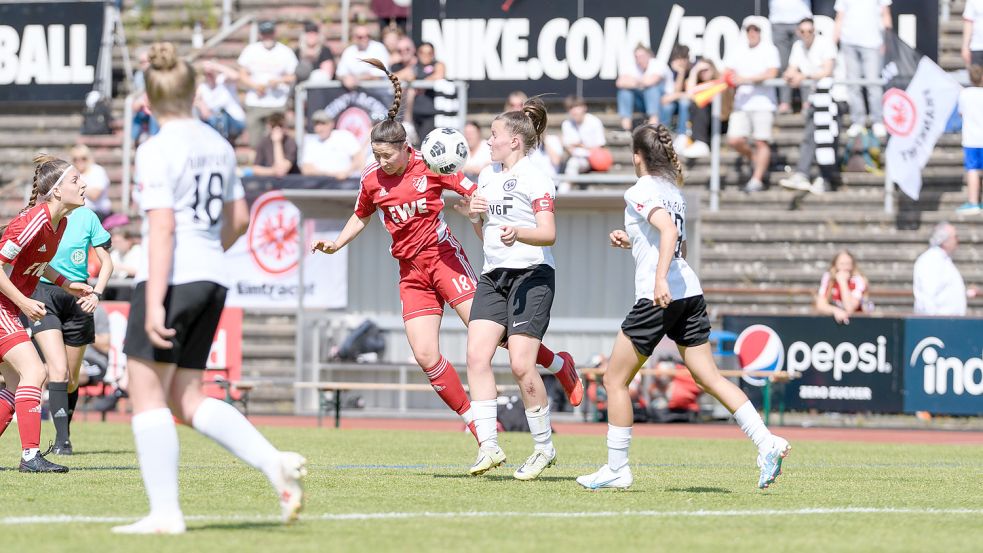 Ein packendes Halbfinale lieferten sich die SpVg Aurich (Mitte Sina Brühl) und der Süd-Staffelmeister Eintracht Frankfurt vor 400 Zuschauern in Frankfurt. Foto: Rewohl