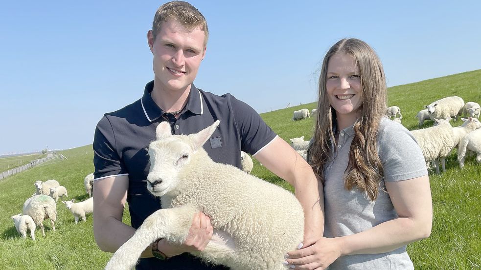 Jannek Haats-Voltjes und Anna Eilts bauen sich ein Leben mit einer Deichschäferei auf. Foto: Glückselig