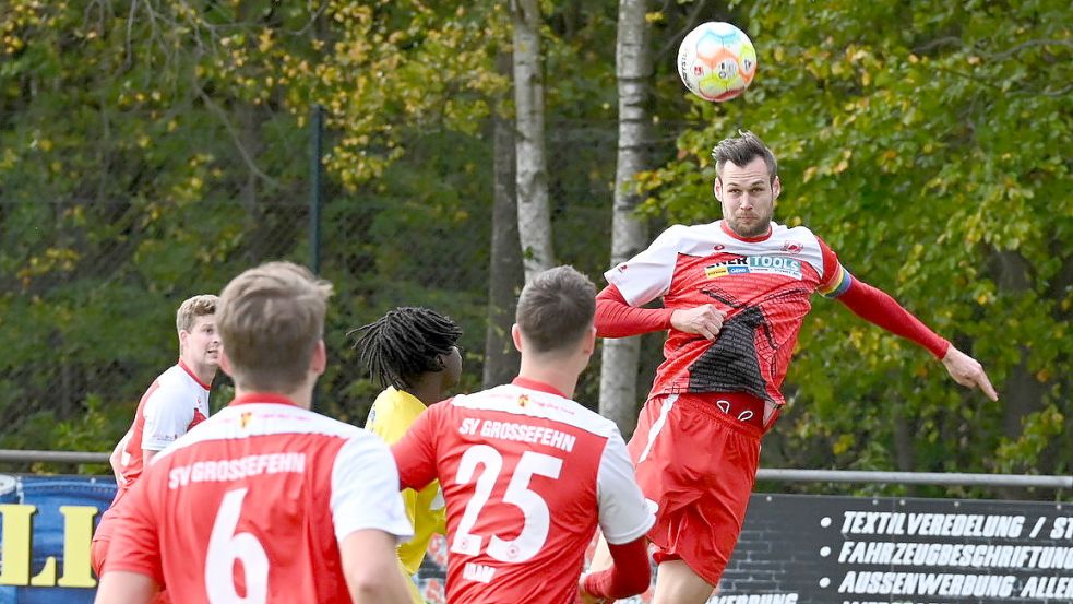 In der Fußball-Bezirksliga ist Hauke Specht vor allem wegen seiner Kopfbälle gefürchtet. Foto: Steenhoff