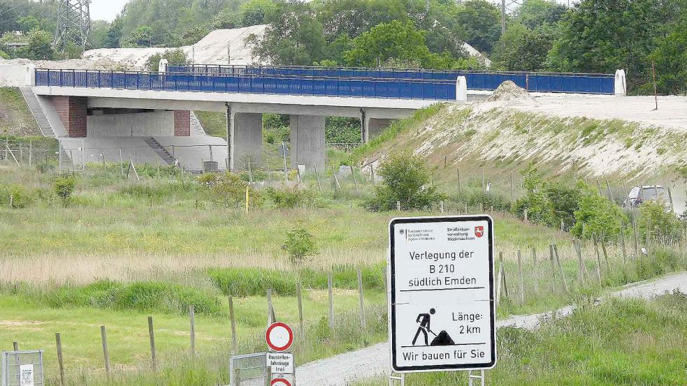 Die Friesland-Umgehung nimmt langsam Gestalt an: Die Brücke über das Fehntjer Tief ist fertig. Es ist das erste von drei Brückenbauwerken auf der 1,9 Kilometer langen Neubaustrecke. Foto: F. Doden