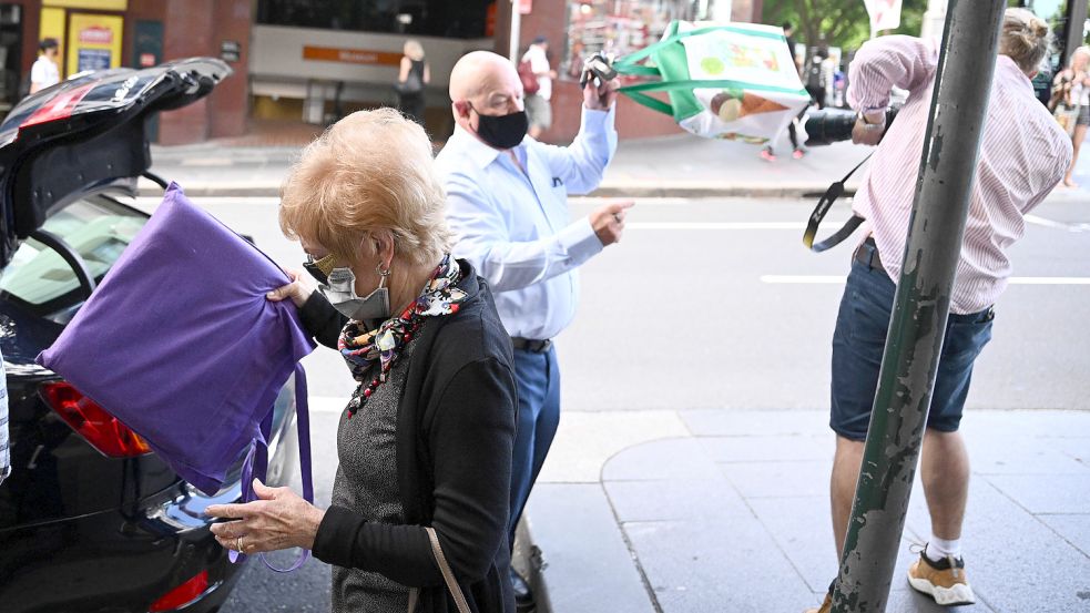 Melissa Caddicks Mutter Barbara Grimley (l.) und ihr Bruder Adam Grimley (r.) vor dem Downing Centre Local Court in Sydney im November 2022, wo eine Untersuchung Antworten zum Verschwinden der inzwischen legendären Betrügerin geben sollte. Foto: imago images/AAP/Dan Himbrechts