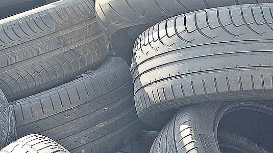 Mehrere alte Reifen wurden im Norder Raum entsorgt. Symbolfoto: Pixabay