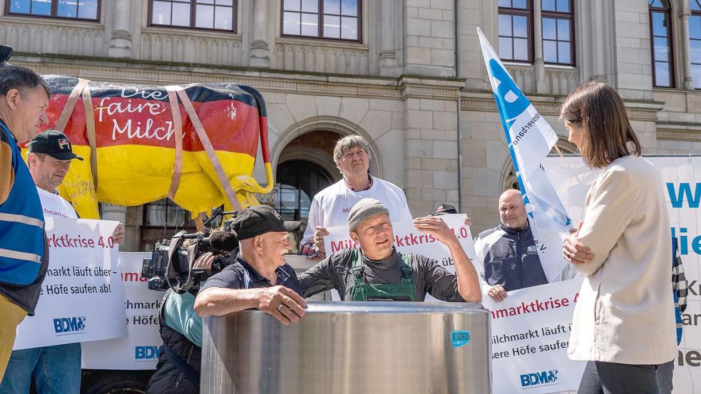 Gerd Uken (links) und Peter Habbena wollen auf die missliche Lage der Landwirte aufmerksam machen. Foto: Bundesverband Deutscher Milchviehhalter