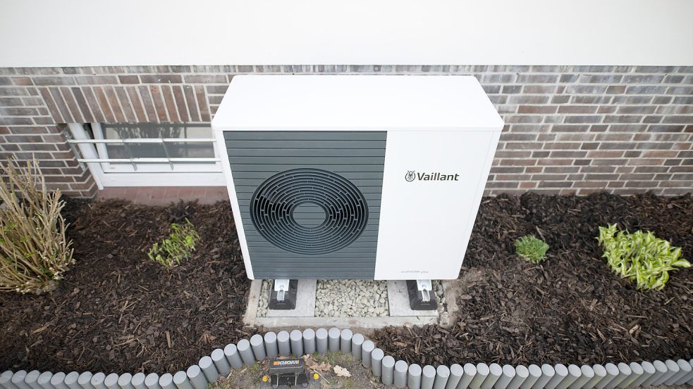 Eine Wärmepumpe ist an einem Einfamilienhaus zu sehen. Foto: Daniel Reinhardt/dpa