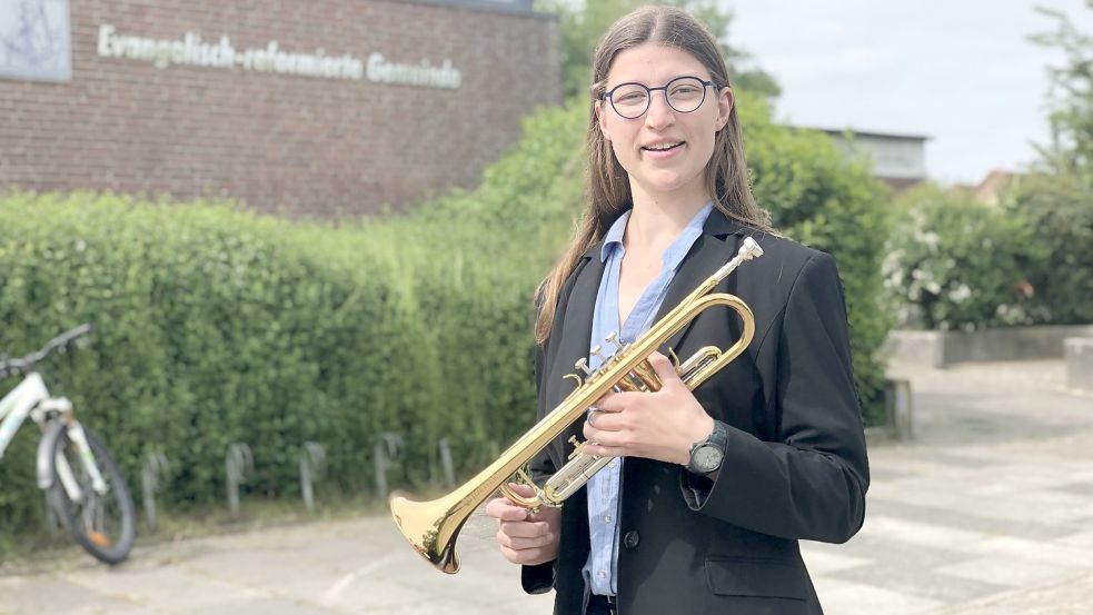 Die 24-jährige Frauke Hummelsiep aus Neermoor leitet seit 2018 den Posaunenchor der reformierten Gemeinde in Emden-Wybelsum. Foto: H. Müller