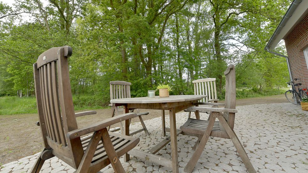 Die Terrasse ist schon angelegt. Das junge Paar freut sich, dass es schon große Bäume gibt. Foto: Ortgies