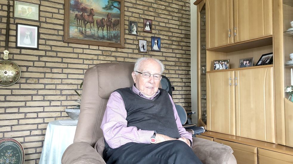 Lächelnd sitzt er in seinem Sessel: Jan Mulder. Foto: Oltmanns