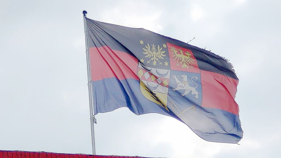 In Ostfriesland weht an vielen Orten die schwarz-rot-blaue Flagge. Foto: Rümmele