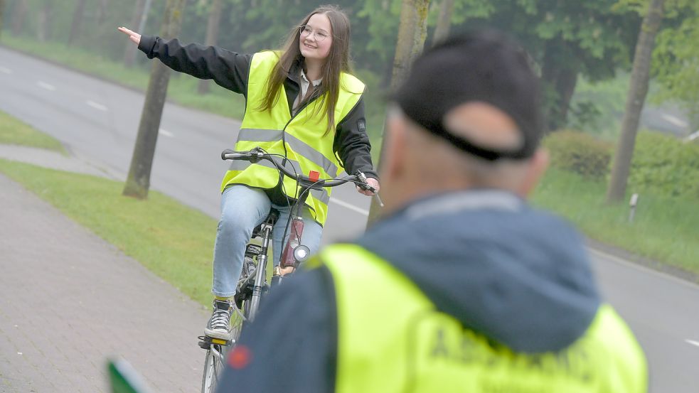 Denise Cordes zeigt mit dem ausgestreckten Arm an, dass sie rechts abbiegen möchte. Fast richtig: Sie bräuchte noch einen Helm.