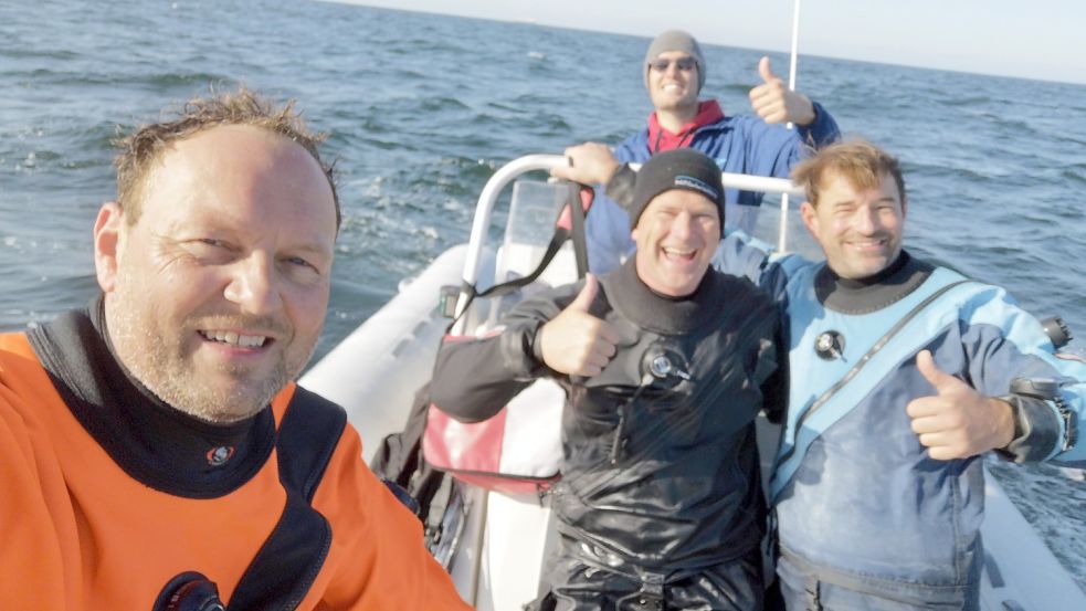 Holger Buss (links) ist Teil der ostfriesischen Gruppe „Gezeitentaucher“, die seit 2017 Wracks in der Nordsee untersucht und identifiziert. Archivfoto: Privat