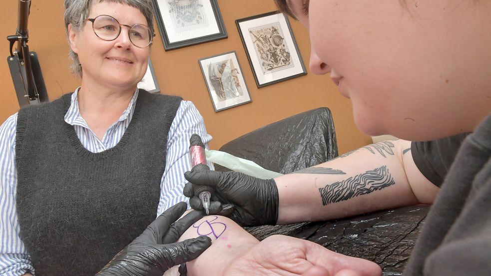 Auf dem Arm von Meike Steen (links) ist das Organspende-Tattoo aufgemalt. Foto: Ortgies