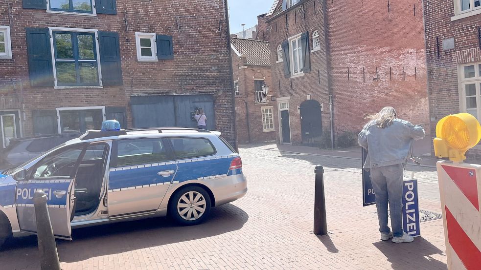 Drehpause: Das bedeutet auch, dass die Requisiten, wie etwa das Polizei-Schild an der Stadtbibliothek in Leer, wieder abmontiert werden. Foto: Münch
