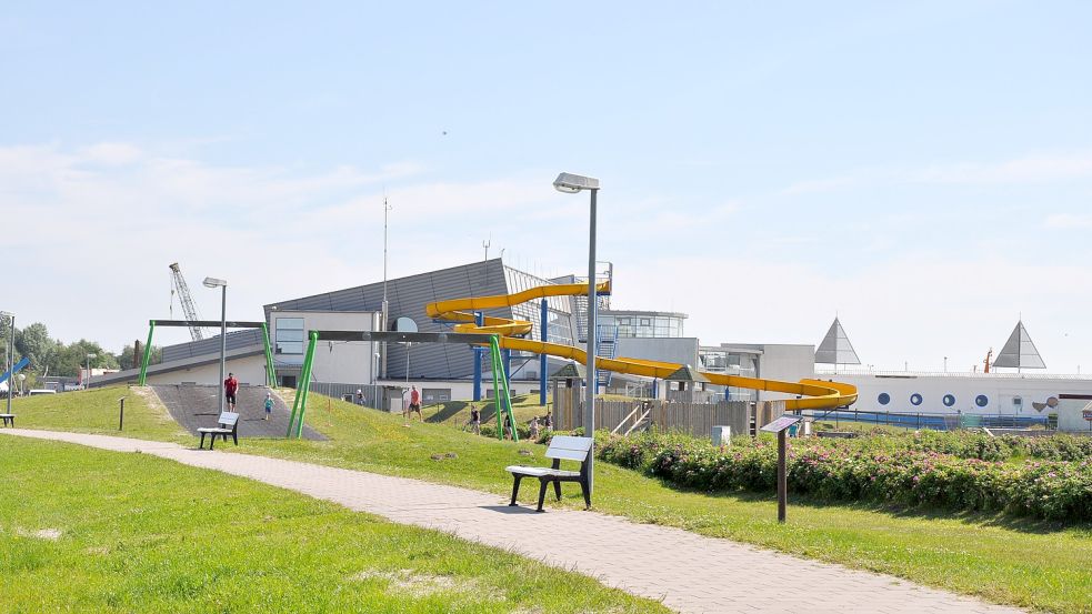 Mit seiner langen gelben Rutsche lockte das Freibad Bensersiel um die 500 Badegäste in seine Fluten. Damit ist jetzt endgültig Schluss. Foto: Ullrich/Archiv