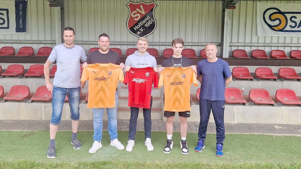 Holtlands neuer Trainer Stefan Marx (rechts) und neuer Co-Trainer Mathias Jahn (links) freuen sich über sechs Zugänge – drei davon sind (ab Zweiter von links) Karsten Buß, Steffen Busemann und Jonno Kaput. Foto: Privat