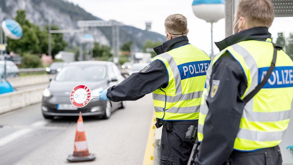 Grenzkontrolle in Bayern. Hier wird bereits seit Jahren der Autoverkehr aus Österreich kommend an einigen Grenzübergängen ausgebremst, um mögliche illegal einreisende Migranten zu identifizieren. Foto: Balk/DPA