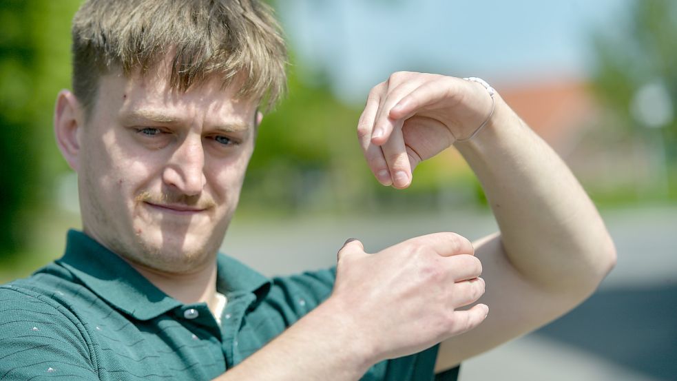 Die Gebärde für Tee kennt Volontär Lukas Münch schon mal. Was auf dem Foto nicht zu erkennen ist. Die obere Hand wird leicht nach oben und unten bewegt. Foto: Ortgies