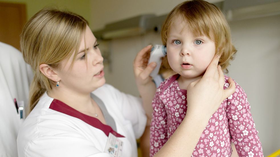 Das Messen der Temperatur gehört zu den Routineaufgaben einer Kinderärztin. Foto: dpa/Kaiser