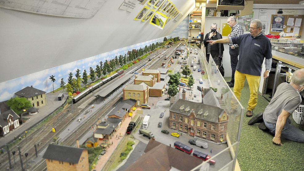 Gemeinsam neue Welten schaffen oder Altbekanntes, wie hier den Leeraner Bahnhof nachbauen: Die Eisenbahnfreunde Ostfriesland bestehen darauf, dass sie tatsächlich mit ihren Modelleisenbahnen spielen. Foto: Wolters