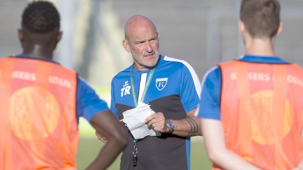 Beim Trainingsauftakt wird Stefan Emmerling eine völlig neu zusammengestellte Mannschaft vor sich haben. Ziel ist, dass diese schnell zu einer Einheit wird. Foto: Doden, Emden