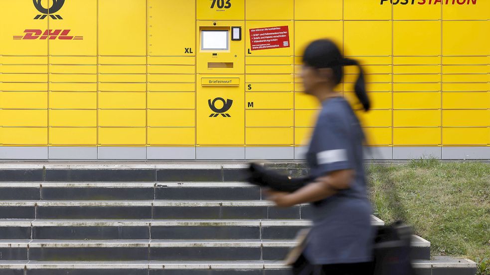Ab sofort können Briefe und Co. mit der „Demokratie-Briefmarke“ verschickt werden. Foto: imago images/Panama Pictures