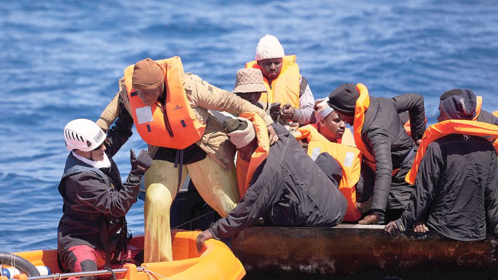 Viele Flüchtlinge kommen über die gefährliche Route über das Mittelmeer nach Europa. Foto: dpa/RESQSHIP/Leon Salner