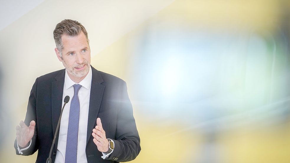 FDP-Fraktionschef Christian Dürr will im Heizungsstreit noch kein grünes Licht geben. „Es darf nicht alle elektrisch sein“, sagt er im Interview mit unserer Redaktion. Wärmepumpen seien für viele Häuser die zu teure Lösung. Foto: Kay Nietfeld
