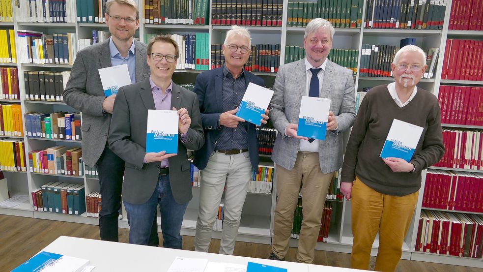 Haben wieder jede Menge spannende Geschichten gesammelt (von rechts): Johannes Berg (Vorstand 1820 – die Kunst), Dr. Klaas Dieter Voss (Doornkaat-Stiftung), Dr. Paul Weßels (Landschaftsbibliothek), Dr. Michael Hermann (Landesarchiv) und Dr. Matthias Stenger (Landschaftsdirektor). Foto: Jürgens