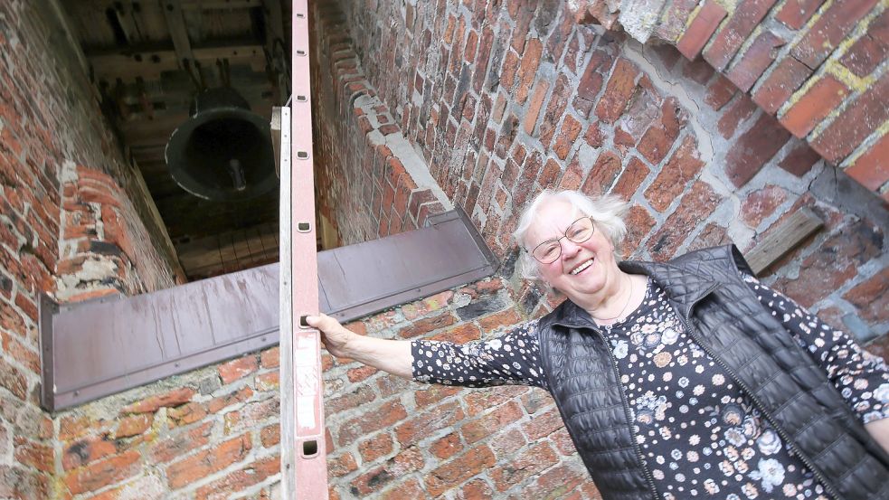 Diese Wand ist Gerda Heeren als Kind zum Anläuten der Glocke hoch gelaufen, um Schwung zu holen – über die Glocken-Tradition kann sie viel erzählen. Foto: Böning