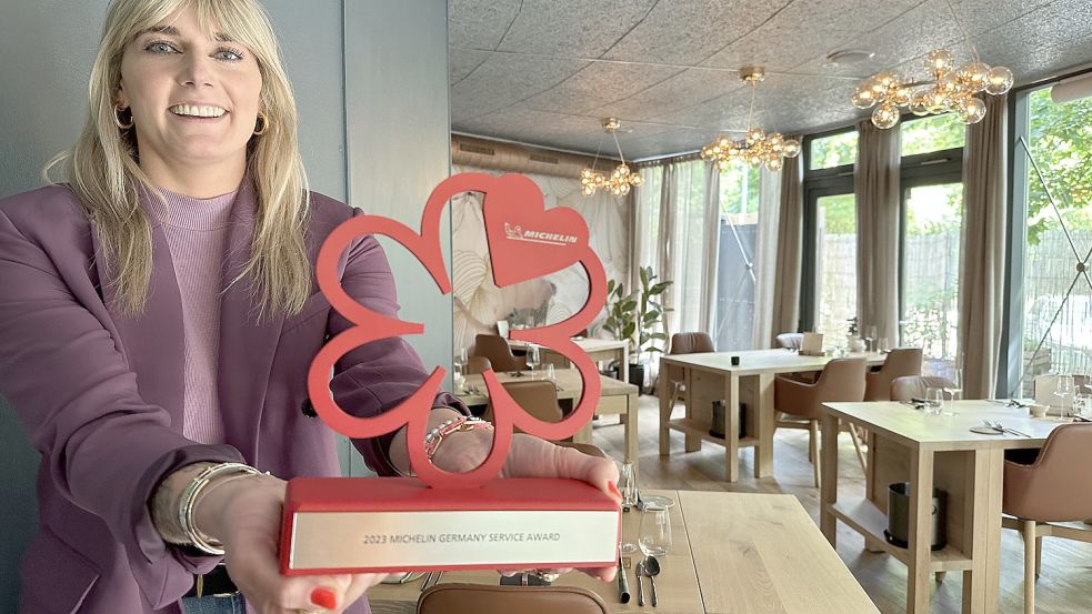 Ist mächtig stolz auf ihre Michelin-Auszeichnung: Mona Schrader vom Zwei-Sterne-Restaurant „Jante“ in Hannover erhielt kürzlich einen Award für den besten Service in ganz Deutschland. Foto: Lars Laue