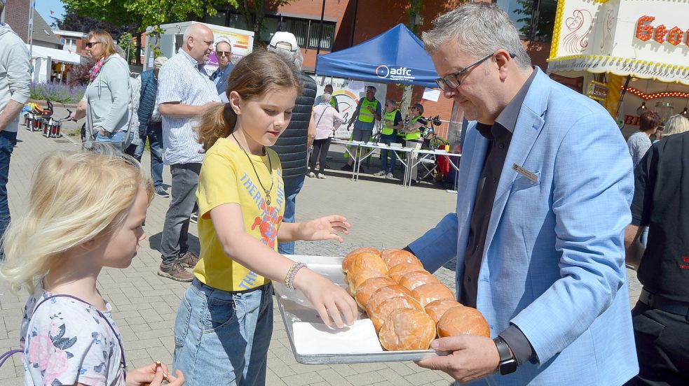 Die Gemeinde Westoverledingen spendierte 250 Berliner. Westoverledingens Bürgermeister Theo Douwes (rechts) und weitere Mitarbeiter der Gemeinde packten bei der Verteilung tatkräftig mit an. Fotos: Weers