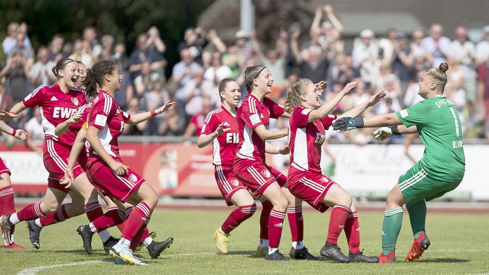 Nach dem letzten gehaltenen Elfmeter von Paula Blum (rechts) kannte der Jubel keine Grenzen. Am 17. Juni könnte Aurich nun Deutscher Meister werden. Im Finale wartet Bayer 04 Leverkusen. Foto: Doden/Emden