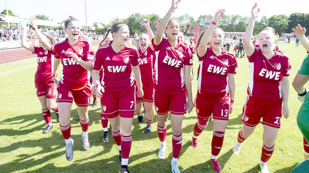 Nach dem Sieg im Halbfinale gegen Eintracht Frankfurt war die Stimmung bei der SpVg Aurich am Samstag ausgelassen. Foto: Doden/Emden