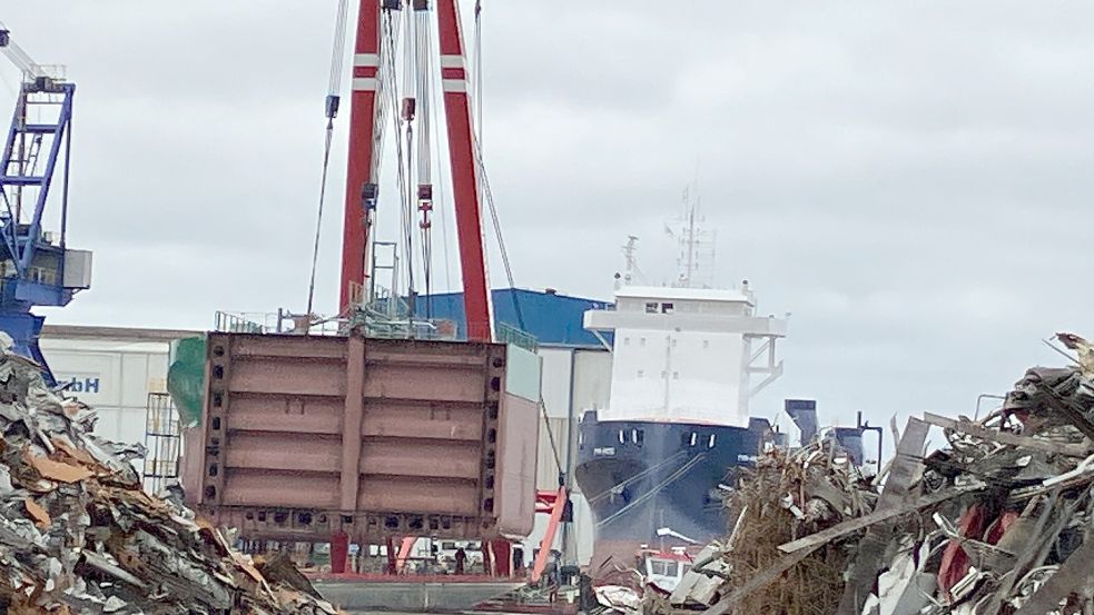 Im Leeraner Hafen wird derzeit an zwei Schiffen parallel gebaut. Foto: Kierstein