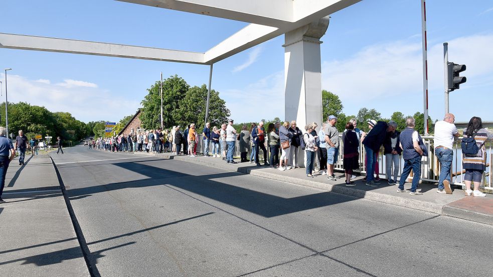 Lange vor Öffnung der Kassen bildeten sich lange Schlangen. Foto: Stromann