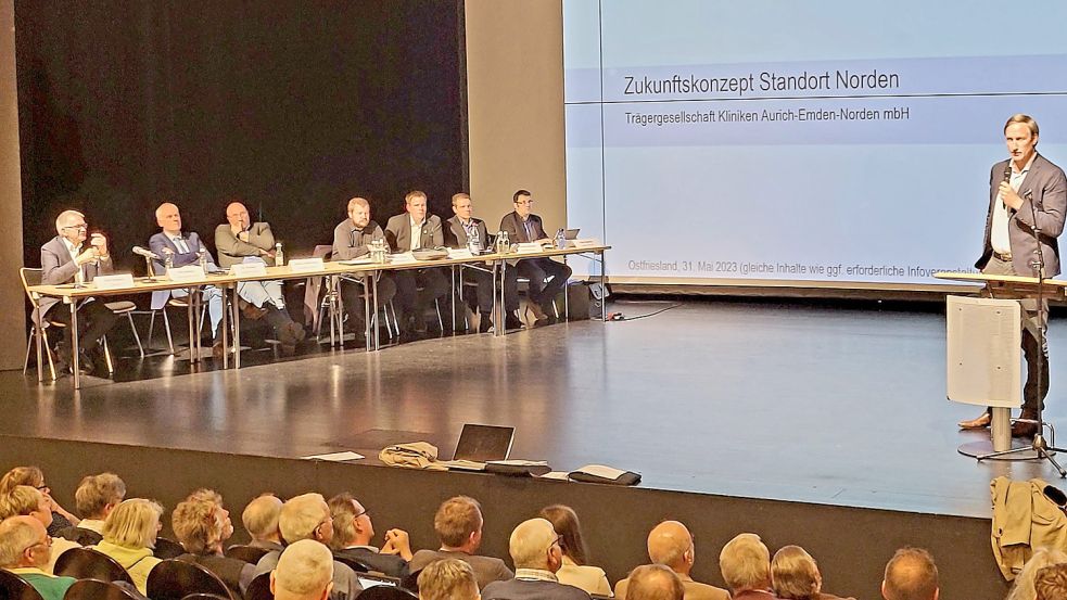 Klinikchef Dirk Balster steht am Podium im Theatersaal der Stadt Norden und stellt seine Pläne für den Klinikstandort Norden vor. Foto: Rebecca Kresse