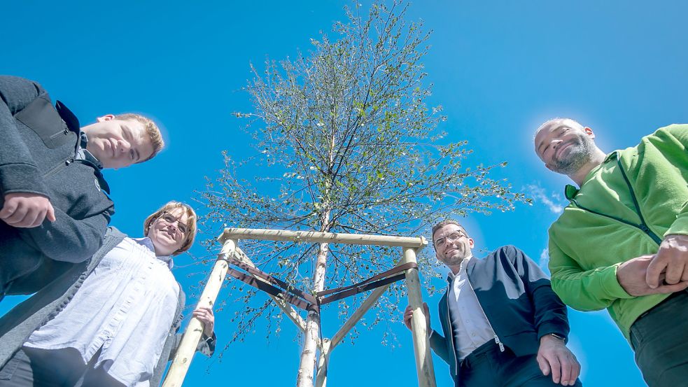 Initiator Lennart Wagner (von rechts), Bürgermeister Sven Lübbers und die Sponsoren Johanne und Samuel Buss posierten am „Baum des Jahres“. Foto: Cordsen